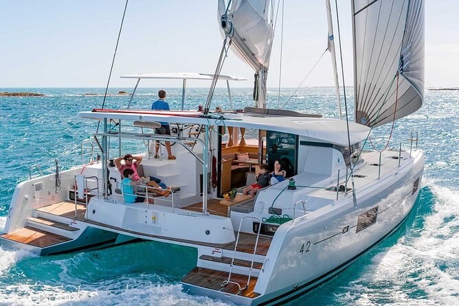 Santorini Caldera Catamaran: Sunset Swim & Private Chef Lunch