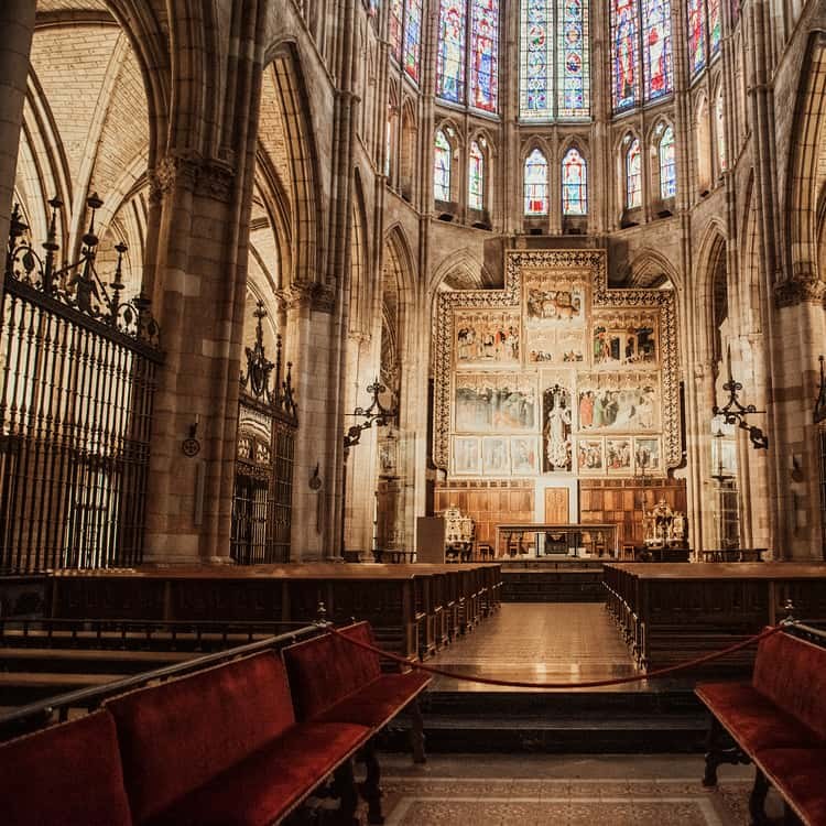 León Cathedral: Private Expert-Led Golden Interior Tour