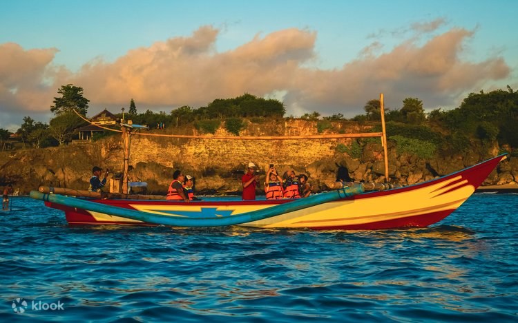 Senggigi Sunset Seafood Dinner on a Traditional Jukung Boat