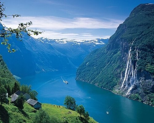 Geiranger: Private Limousine UNESCO Fjord Heritage Tour