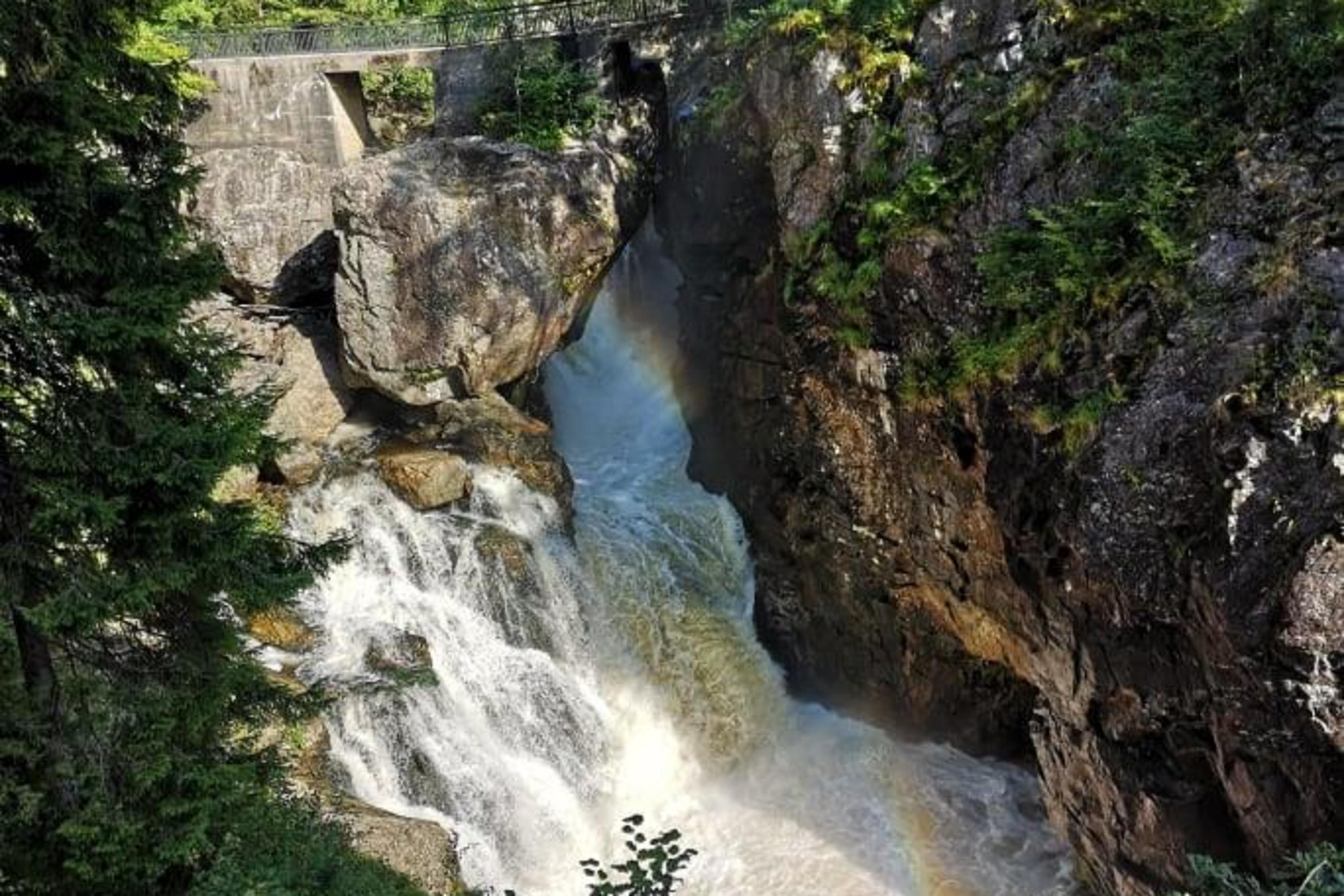 Kvåsfossen Waterfall & Atlantic Salmon Centre Deep Dive