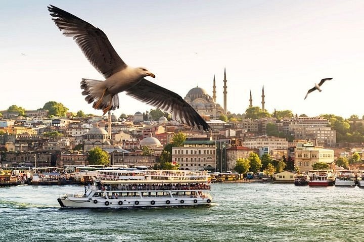 Private Expert-Guided Old Town Walking Tour & Spice Market