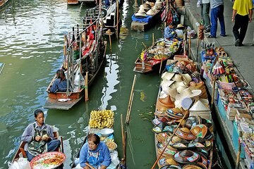 Damnoen Saduak Floating Market at Dawn
