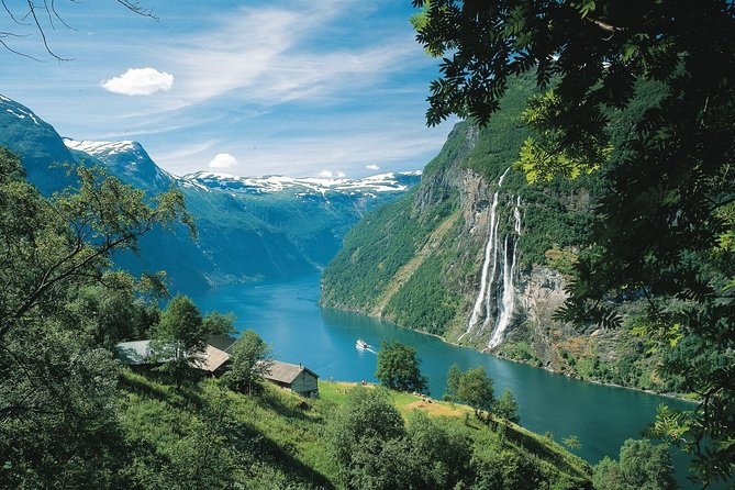 Trollstigen & Geiranger Fjord: Private Full-Day Journey