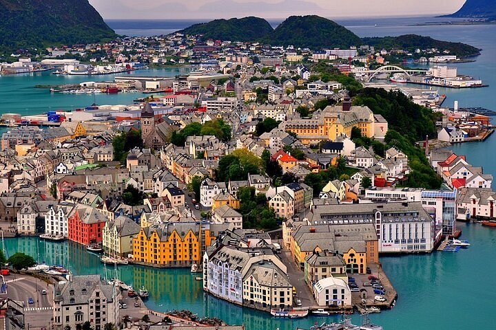 Fjellstua Summit & Art Nouveau Ålesund: Expert Walking Tour